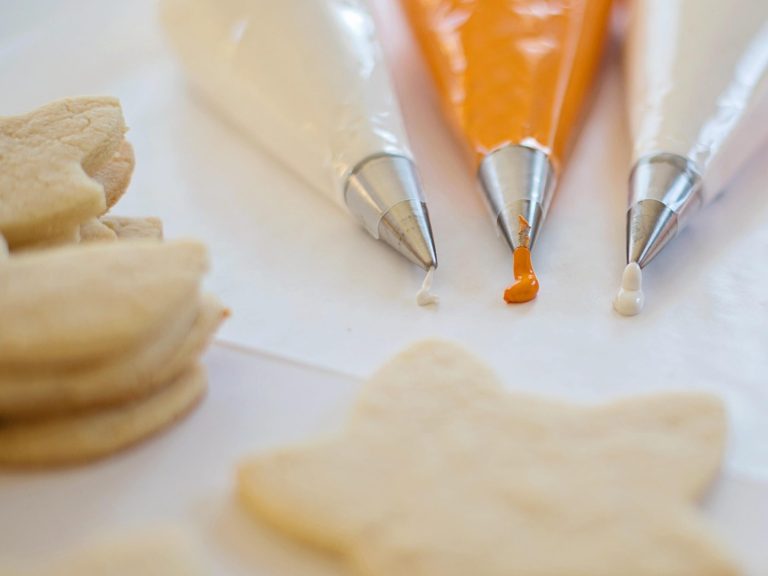 ateliers culinaires Gâteaux à décorer, trois poches à douille avec crème blanche et orange.