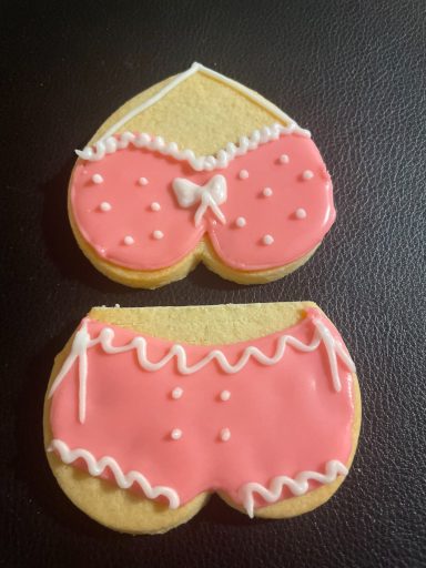 bikini biscuits décorés personnalisés Biscuits en forme de sous-vêtements, décorés de glaçage rose et perles blanches.