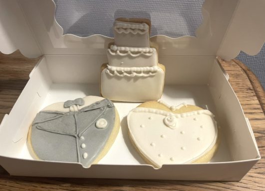 Gateaux de mariage Boîte de biscuits décorés en forme de cœur et de gâteau de mariage.