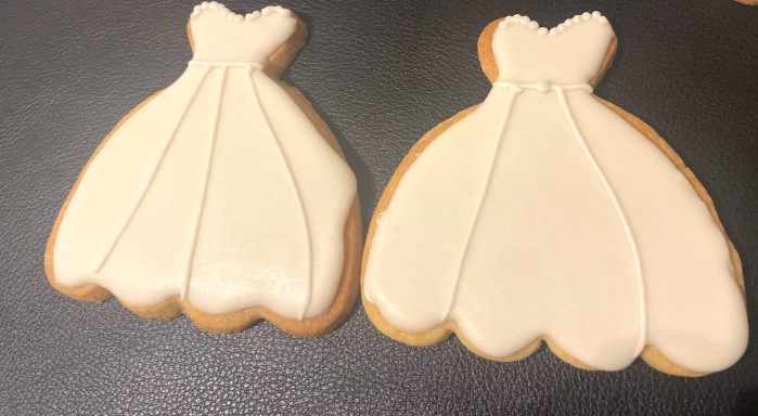 Biscuit robe de mariée mariage Biscuits en forme de robes blanches de mariée avec un glaçage lisse.