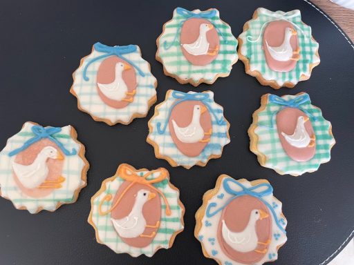 Biscuits décorés oies Gâteaux en biscuits décorés de poules et de rubans colorés.