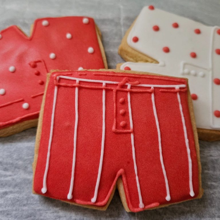 biscuits décorés mariage Biscuits décorés en forme de vêtements rouges et blancs à pois.