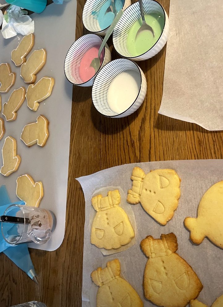 ateliers biscuits décorés personnalisés Biscuits en forme de bonhommes de pain d'épices, décorés avec des glaçages colorés.