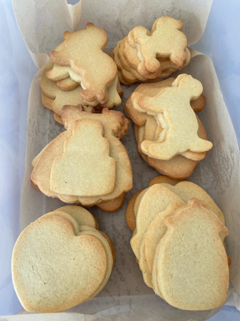 biscuits gateaux évènementiel Biscuits en forme de cœur, ours, et silhouettes d'animaux, joliment disposés.