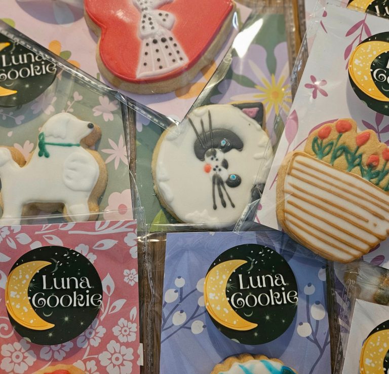 cookies anniversaire mariage gender reveal baby shower Assortiment de biscuits décorés colorés en diverses formes et motifs.