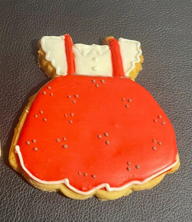 Gateau anniversaire gateau baby shower Gâteau en forme de robe rouge avec bretelles et décorations argentées.